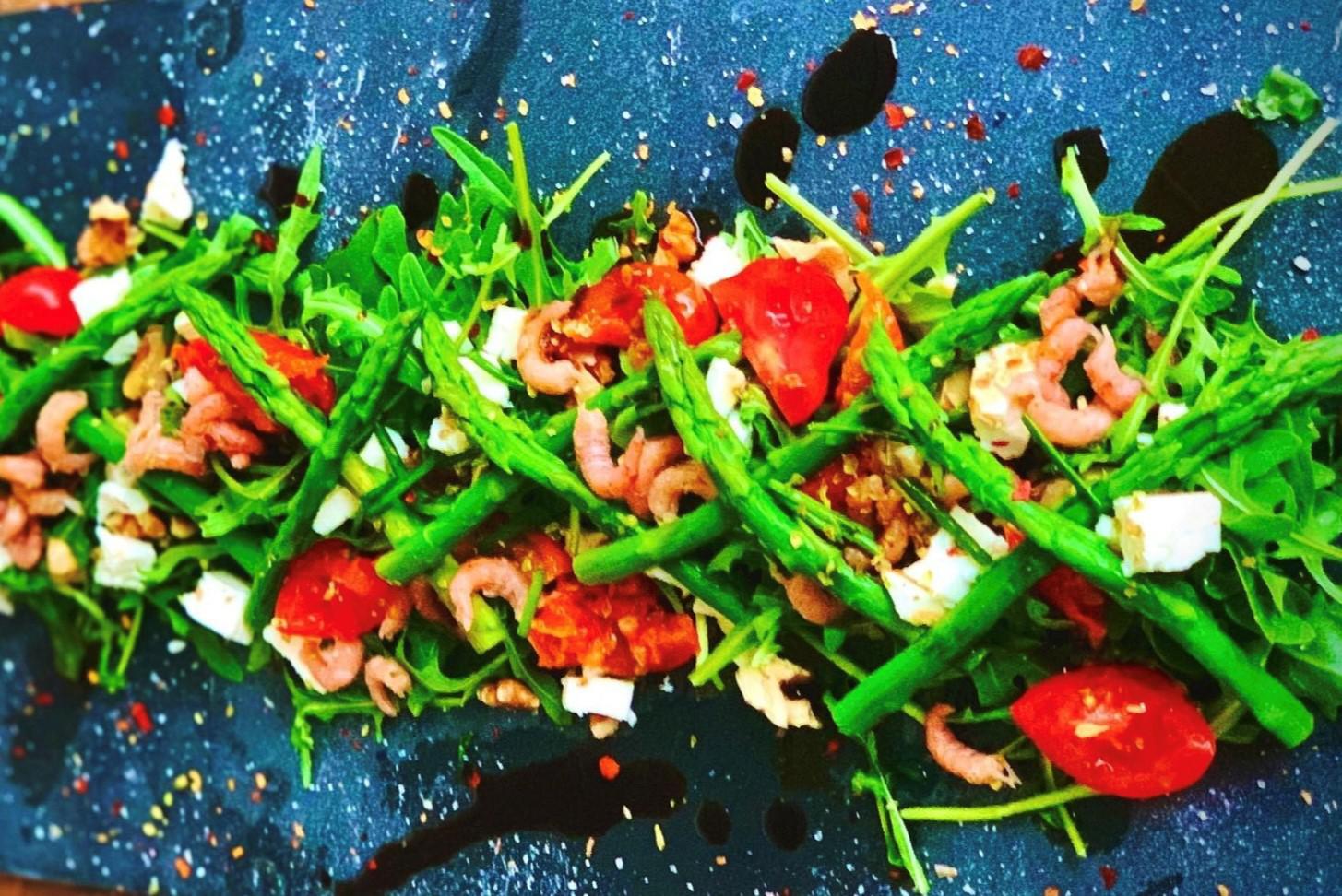 Salade d’asperges vertes à la feta & crevettes