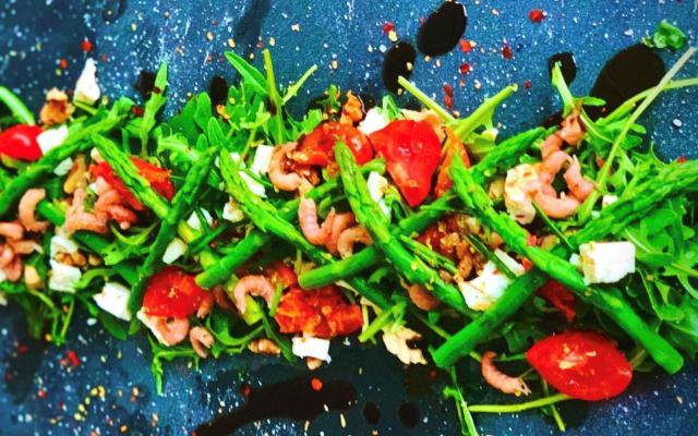 slaatje groene asperges met feta en garnalen