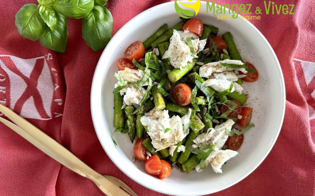 Salade tiède aux asperges vertes, tomates et mozzarella